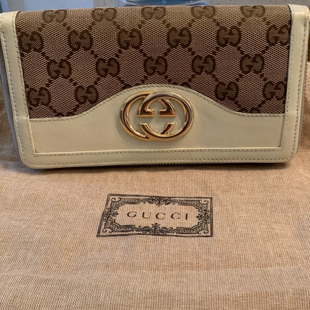 🌷🌷SALE🌷🌷Authentic Gucci Brown and Cream Monogram Wallet with Gold Emblem.